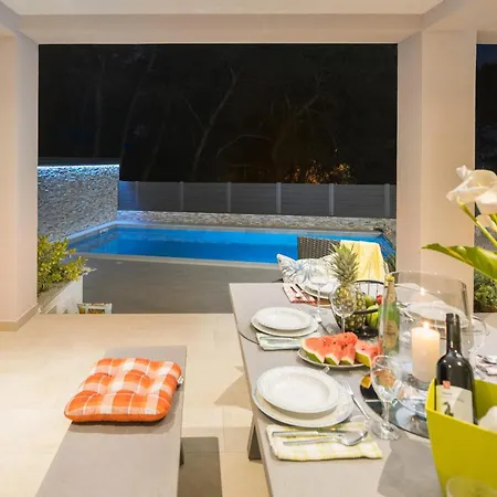 Stunning In With Outdoor Swimming Pool *