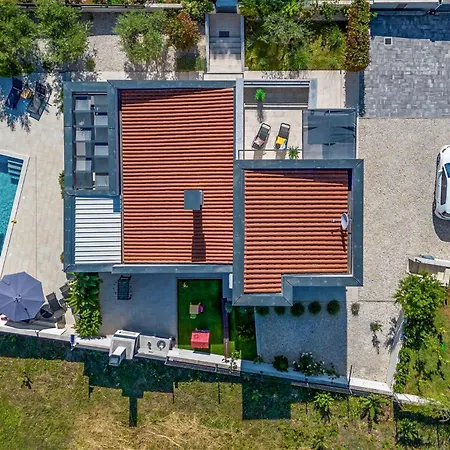 Stunning In With Outdoor Swimming Pool Holiday home