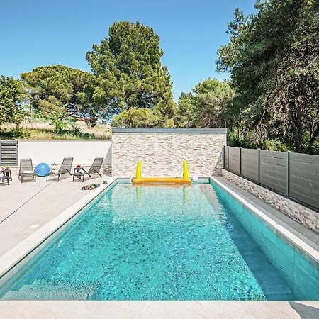 Holiday home Stunning In With Outdoor Swimming Pool Pula