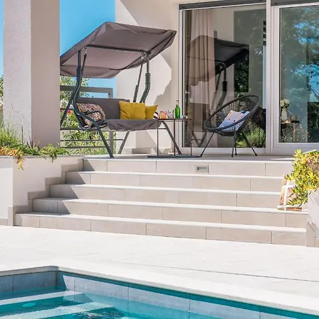 Holiday home Stunning In With Outdoor Swimming Pool