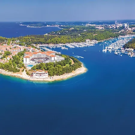 Luxurious In Πούλα