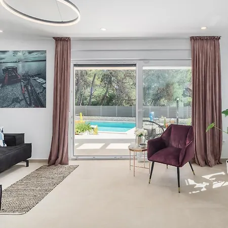 Stunning In With Outdoor Swimming Pool * Pula