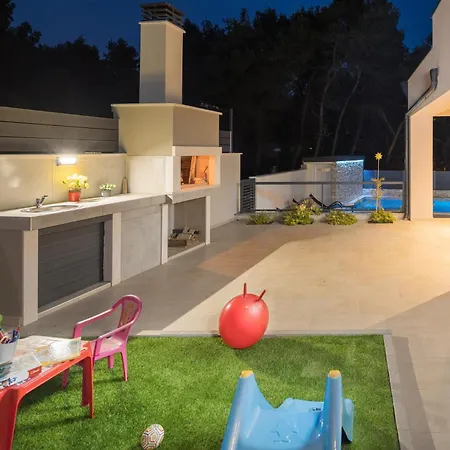 Holiday home Stunning In With Outdoor Swimming Pool Pula