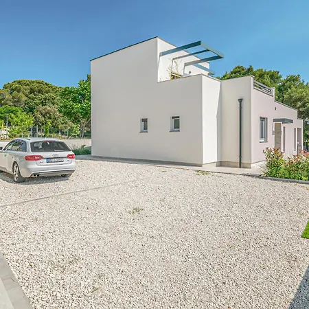 Stunning In With Outdoor Swimming Pool * Pula