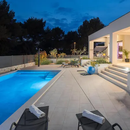 Stunning In With Outdoor Swimming Pool