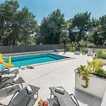 Vikendica Awesome In With Wifi Pula