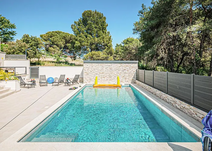 Tatil Evi Awesome In With Wifi Pula